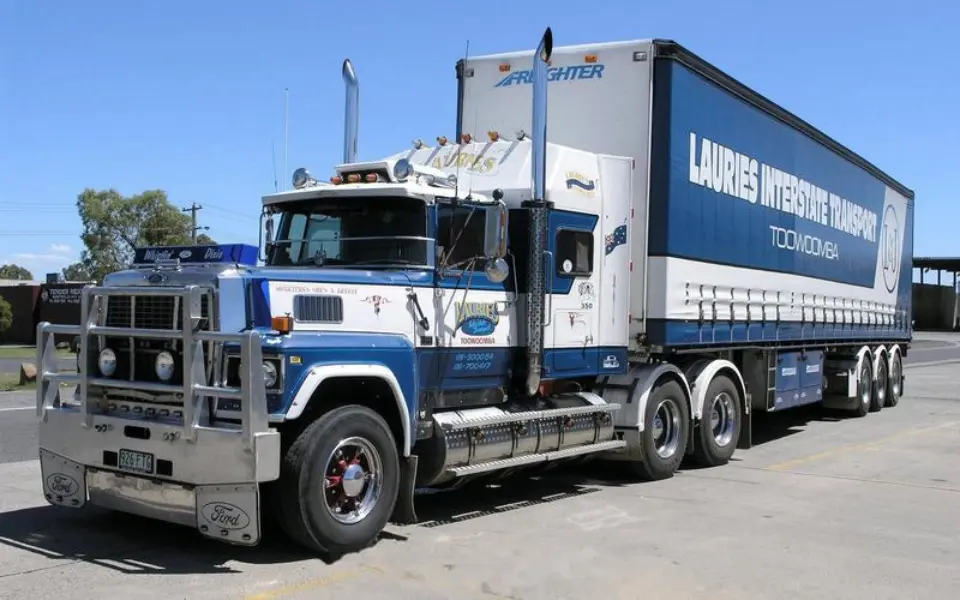 Hvorfor retter ikke innenlandske lastebiler eksosrørene sine oppover?